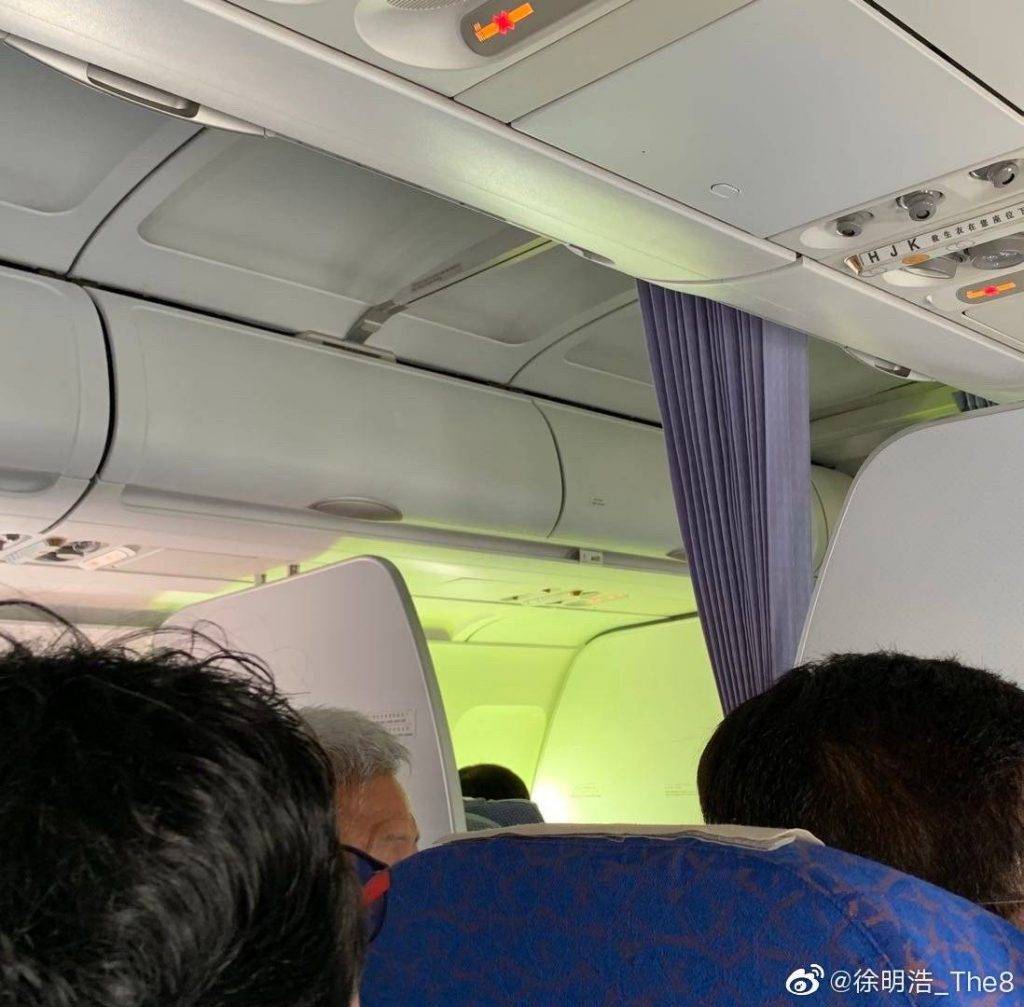 飛機 鮮色衫 結果一整趟旅程機艙都泛著綠光