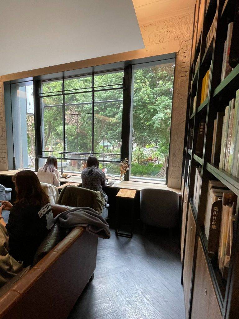 台北 設於玻璃窗邊的書檯飽覽繁華街景