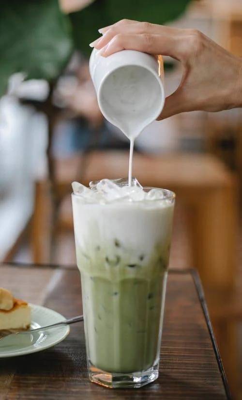 咖啡師 連鎖店 咖啡 是抹茶粉再加奶。