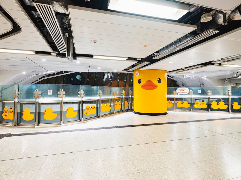 黃鴨香港 金鐘站現變身為期間限定的「橡皮鴨主題車站」。