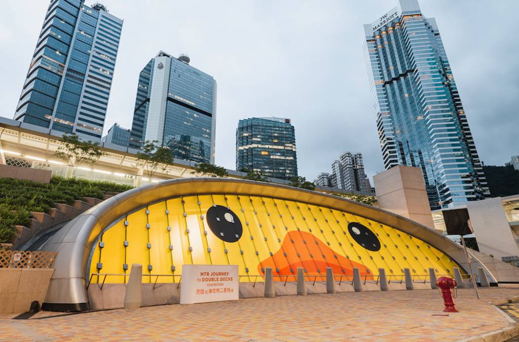 黃鴨香港 金鐘港鐵站E出口成為「橡皮鴨主題出口」。