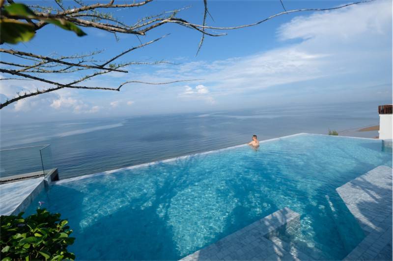 芭堤雅酒店 無邊際泳池搭配無敵海景。