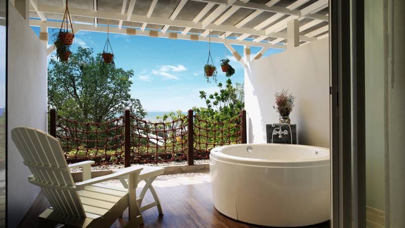 芭堤雅酒店 私人露台也有浴缸。