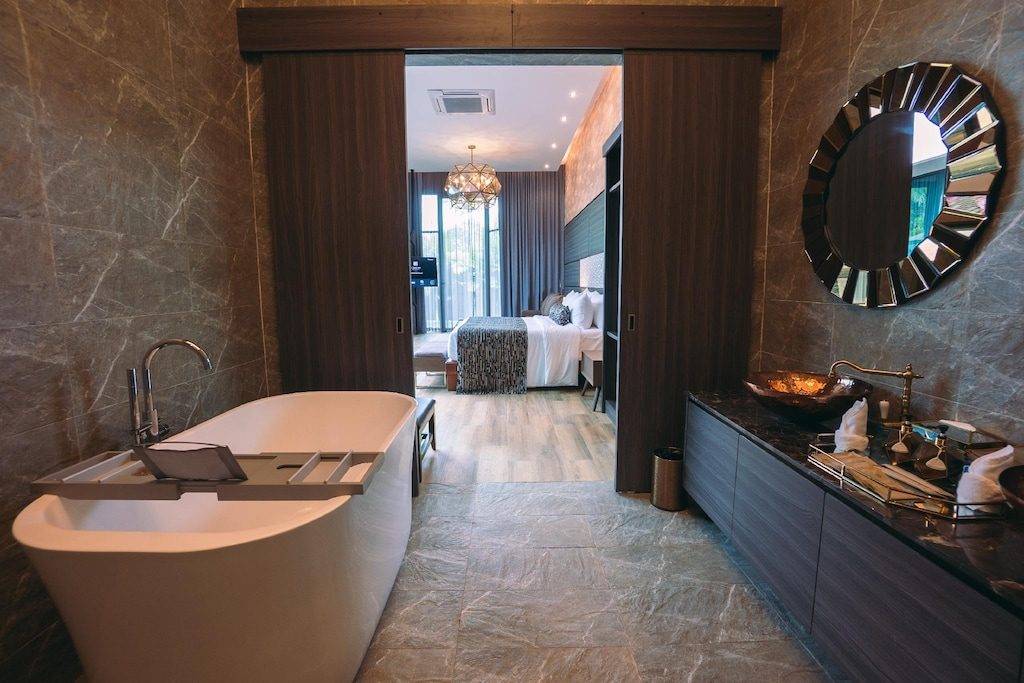 芭堤雅酒店 設有浴缸。