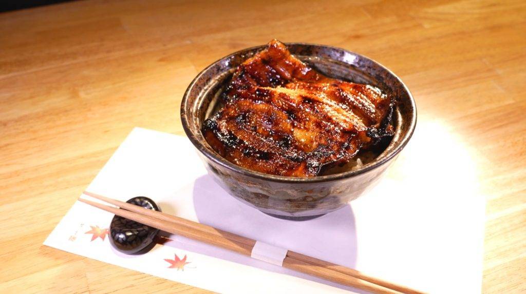 東京美食 美食推介 燒過的鰻魚會被放入蒸爐蒸煮，使其肉質更柔軟而不油膩。