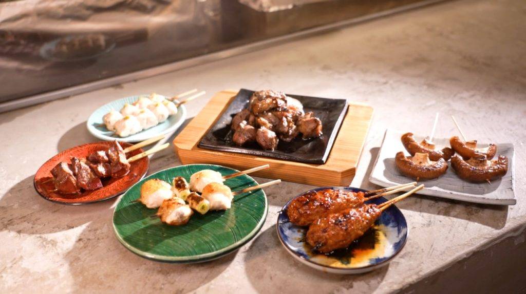 東京美食 美食推介 炭火焼鳥 塚田農場主打「炭火地雞」和蔬菜串燒。