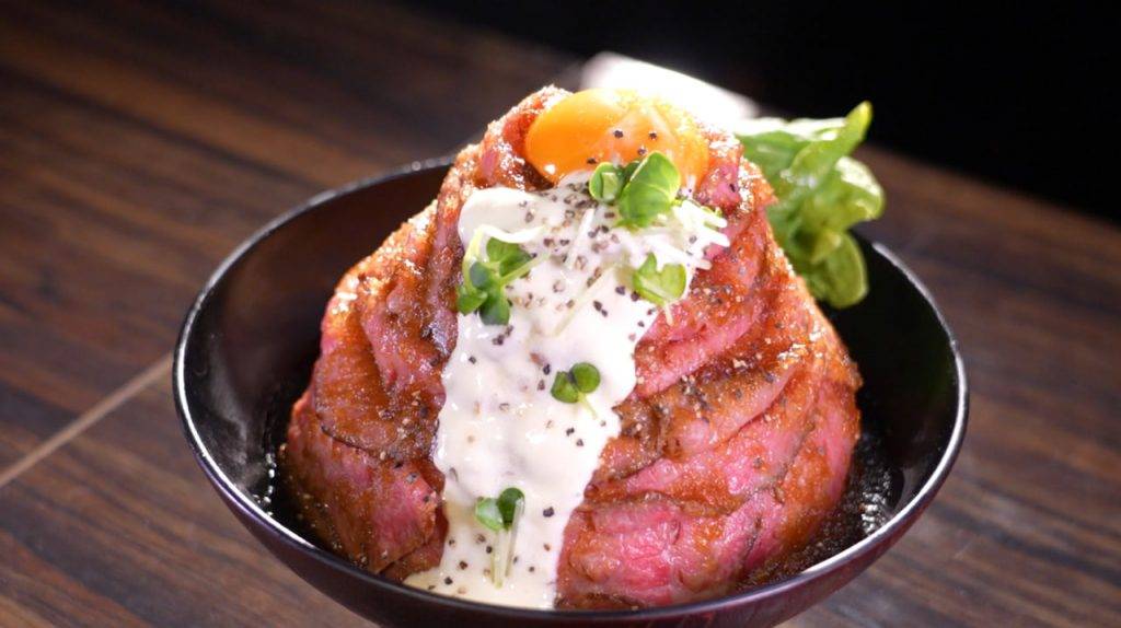 東京美食 美食推介 每日限量的「黑毛和牛丼」外觀像一座牛肉山，非常衝擊視覺與味覺！
