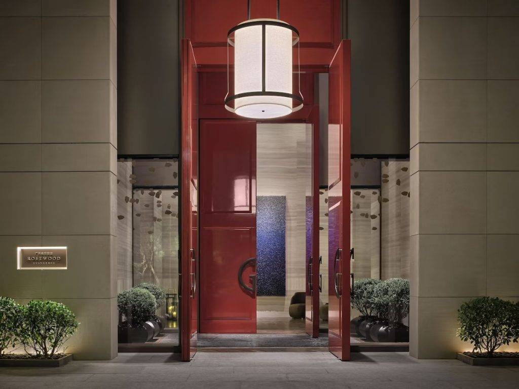 酒店歎世界 廣州瑰麗酒店 地下大門採用朱砂色，而且樓底高達5米，派氣十足！
