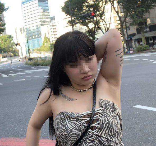 日本新宿 中國女子 傳4中國女子日本新宿街頭起飛腳襲警 日網民怒轟：
