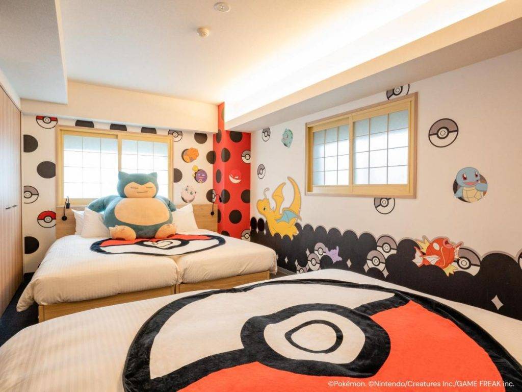 大阪溫泉酒店 熊本酒店 東京親子酒店 「Pokemon主題房」的牆壁使用了精靈球設計而成的壁紙，床上更擺放著巨大的卡比獸
