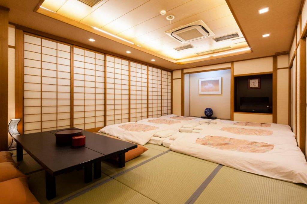 大阪溫泉酒店 酒店採用日式榻榻米設計，傍晚會有服務人員幫忙鋪床，不用擔心唔識鋪無得瞓