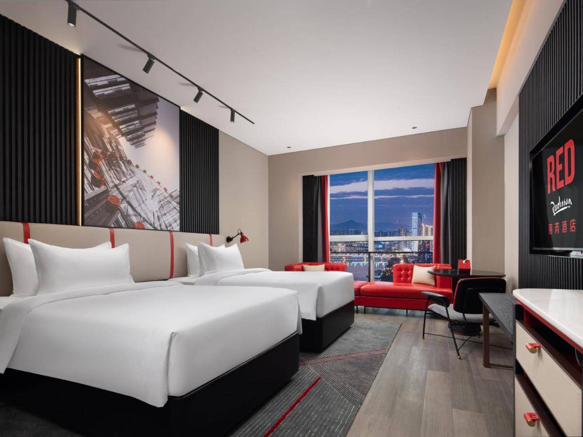 珠海酒店 所有客房均有落地玻璃，令室內空間光亮之餘更可欣賞夜景