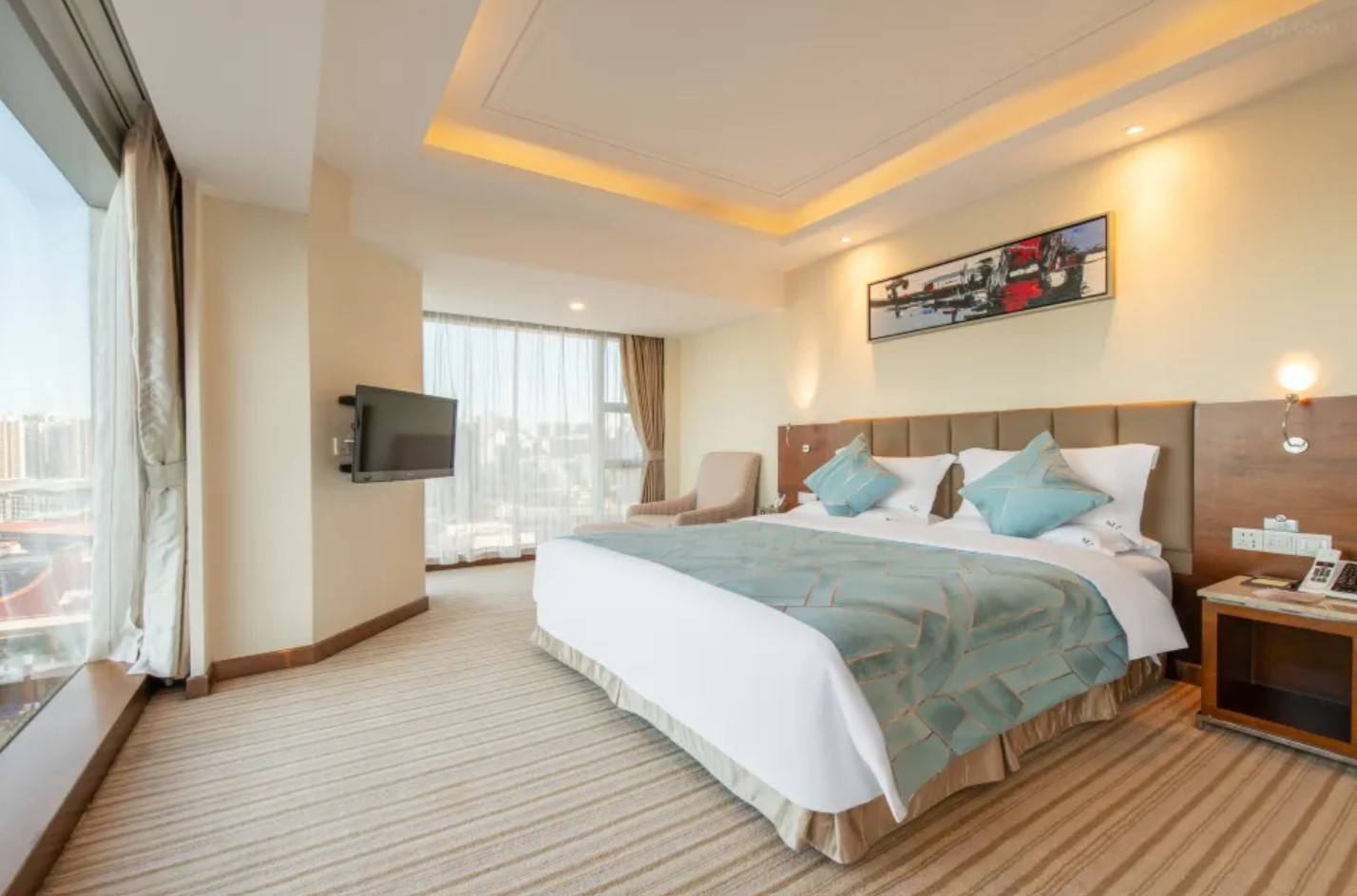 珠海酒店 酒店房間裝潢舒適高雅，15樓以上的高層房間更能眺望珠海和澳門的壯麗城景。