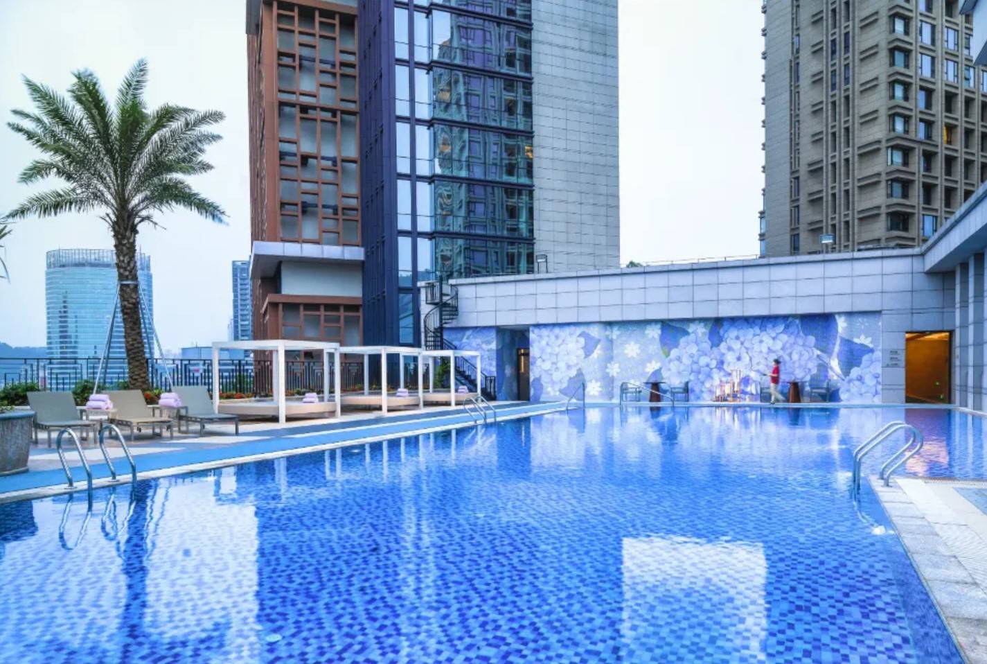 珠海酒店 不少父母都表示，小朋友非常喜歡戶外泳池，一家大細玩得開心