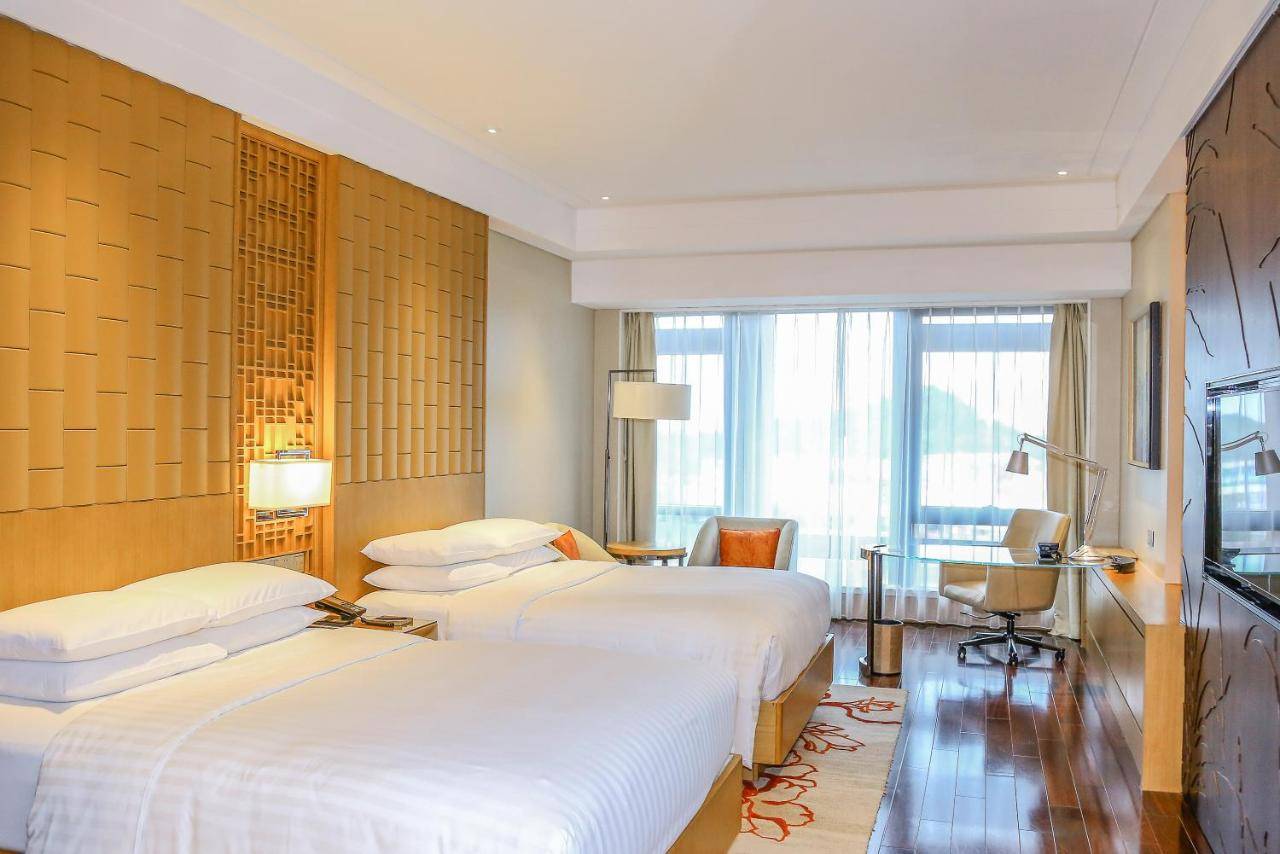 珠海酒店 酒店房間走現代風格，室內裝飾也融入了簡約的中式元素