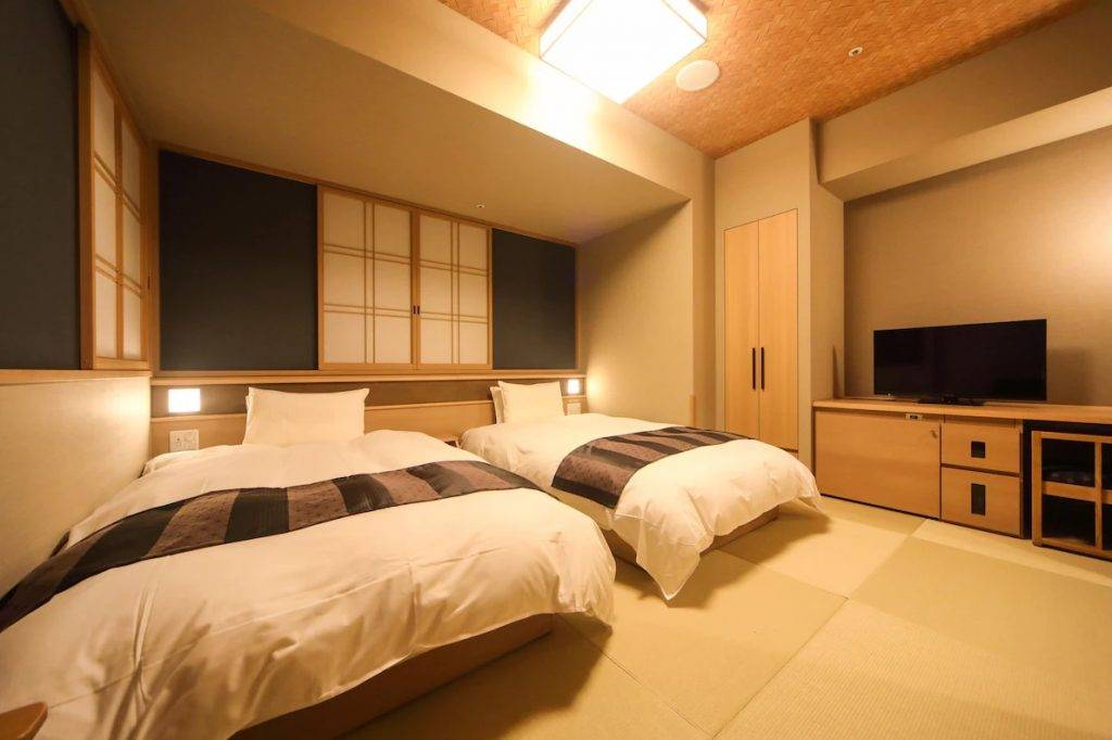 大阪溫泉酒店 木頭的暖意與微香、脫鞋行走於榻榻米上的舒適感，更能感受到日本的優雅。