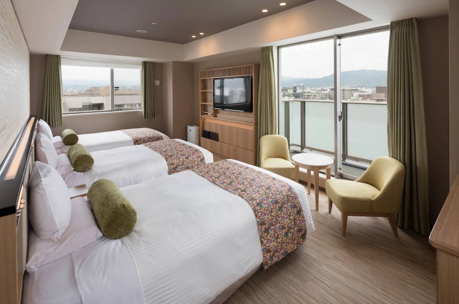 京都酒店推介 京都新酒店 酒店提供三人房，有個小露台，景觀開揚