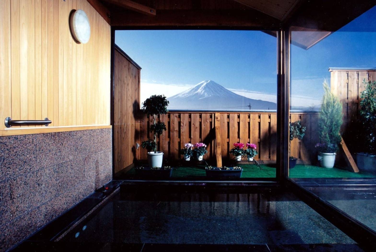 河口湖酒店 旅館還有一個能眺望富士山的公共大浴場