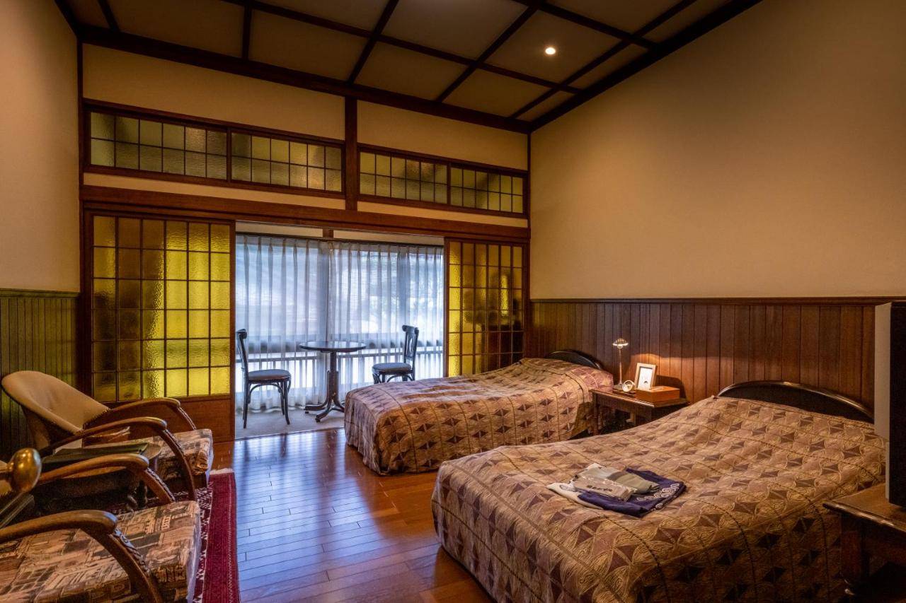 輕井澤酒店 大排檔 箱根溫泉酒店 神戶有馬溫泉酒店 神戶酒店 有馬溫泉酒店 房間每個角落都呈現了日式復古設計，金棕色玻璃透入柔和光線。