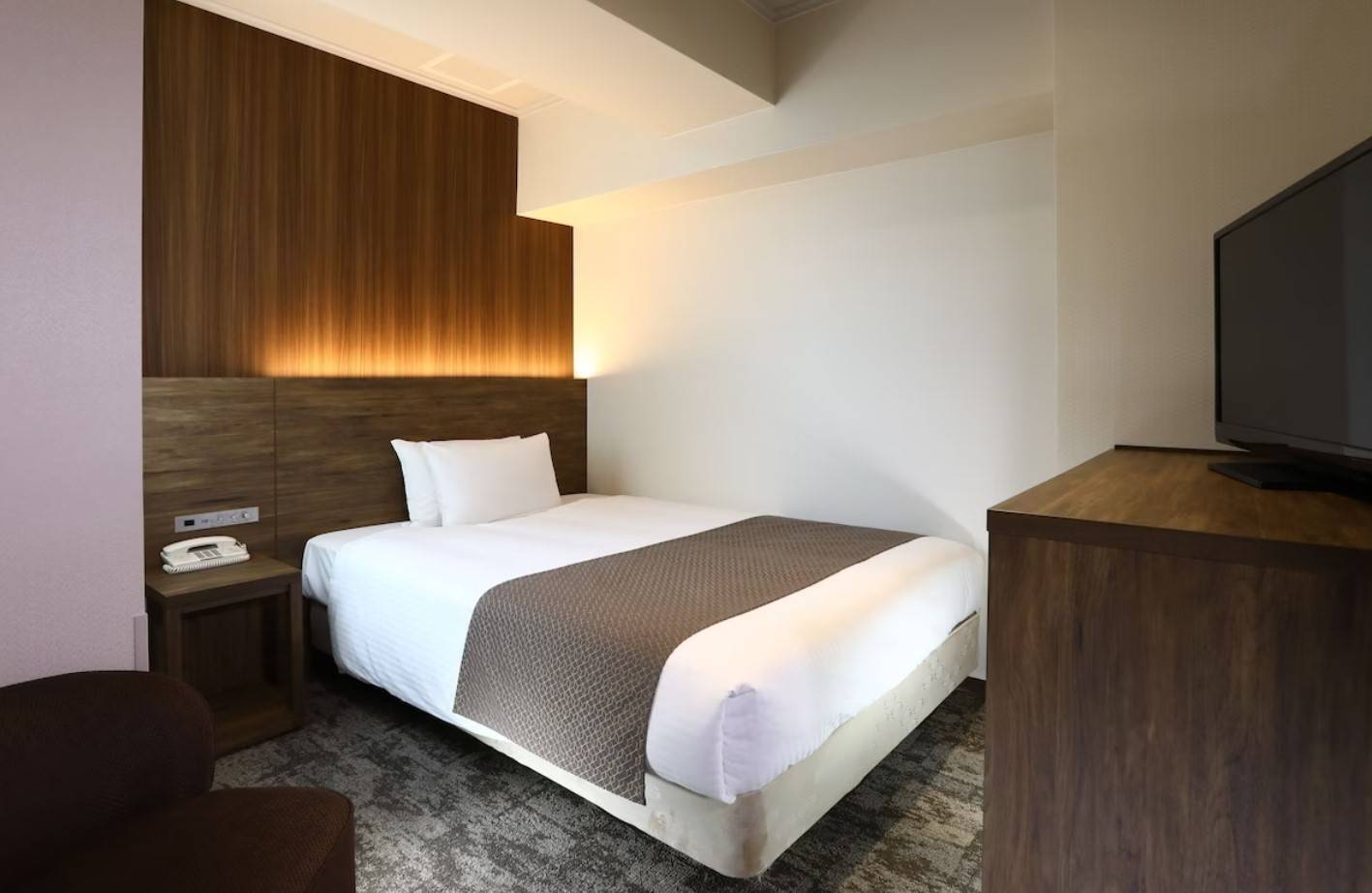 京都酒店推介 京都新酒店 2人房間裝潢簡約，採用具質感的木質傢俱