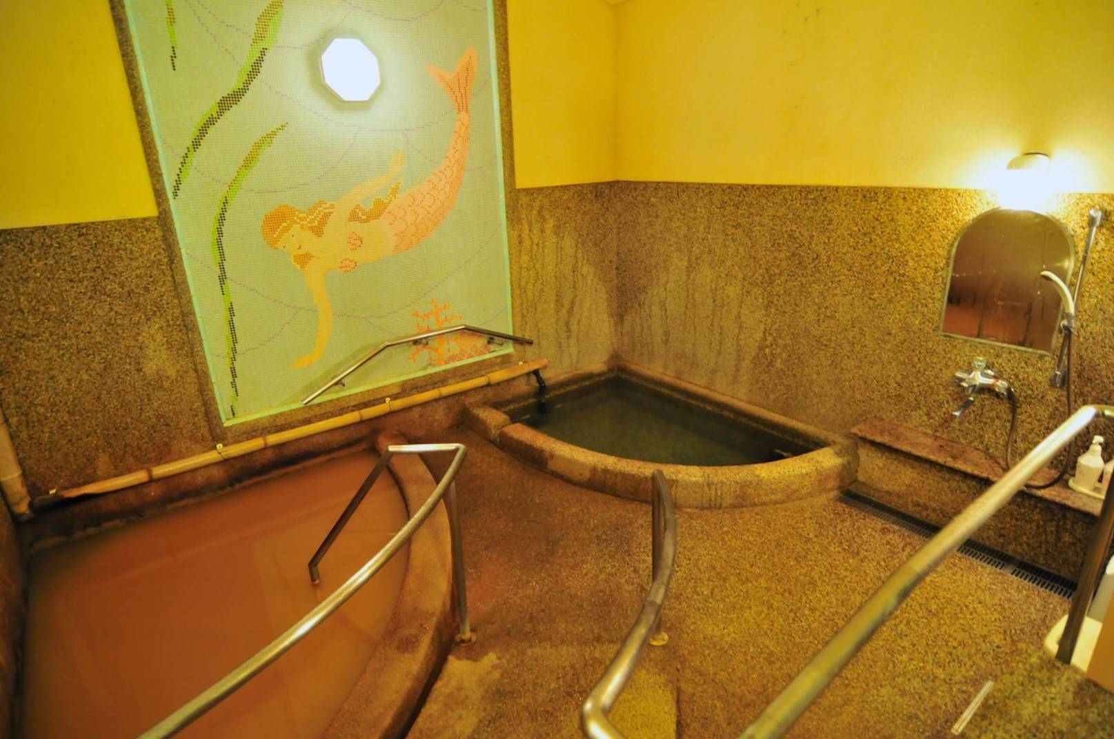 有馬溫泉酒店 其中一個貸切風呂有一幅「人魚瓦畫」，是戰後留下的藝術品，現在此工藝已失傳。