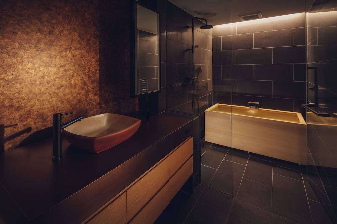 京都酒店 浴室用上了高級的檜木浴缸，逛完街泡個湯正好紓解疲勞。