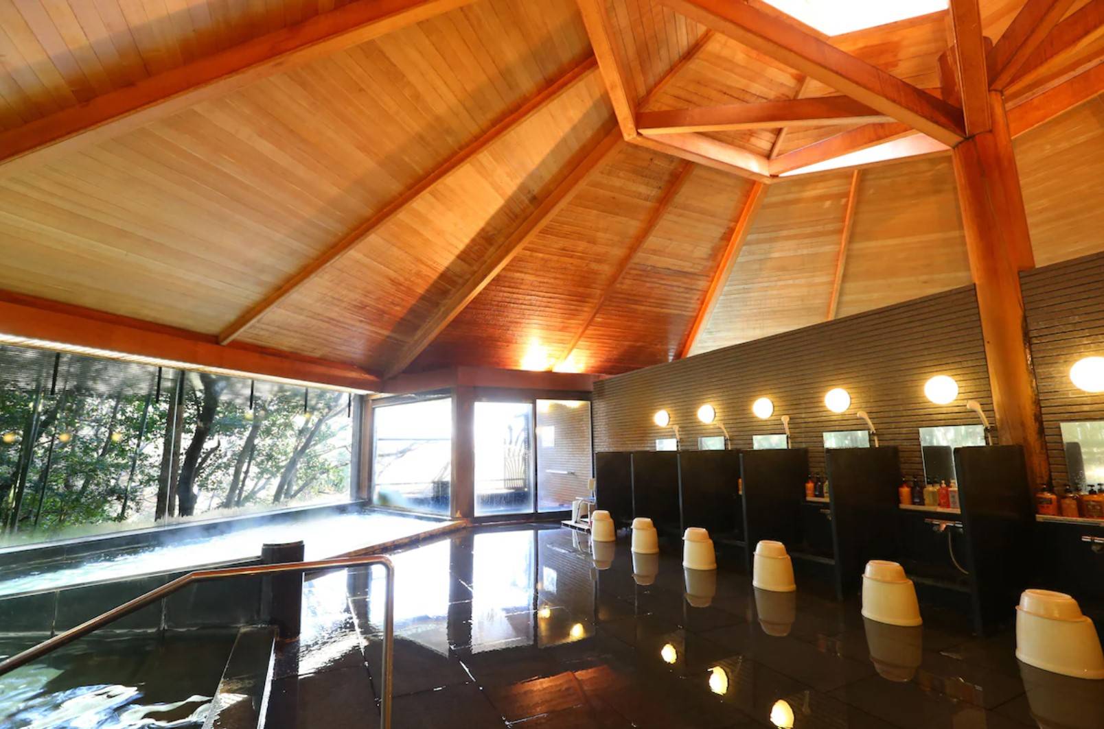 有馬溫泉酒店 大浴場內部的天井、 柱都由檜木構成，地板則使用黑御影石， 非常舒適，玻璃外牆令客人與大自然融為一體。
