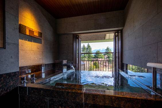 河口湖酒店 想要好好享受，可預約設私人展望風呂的套房