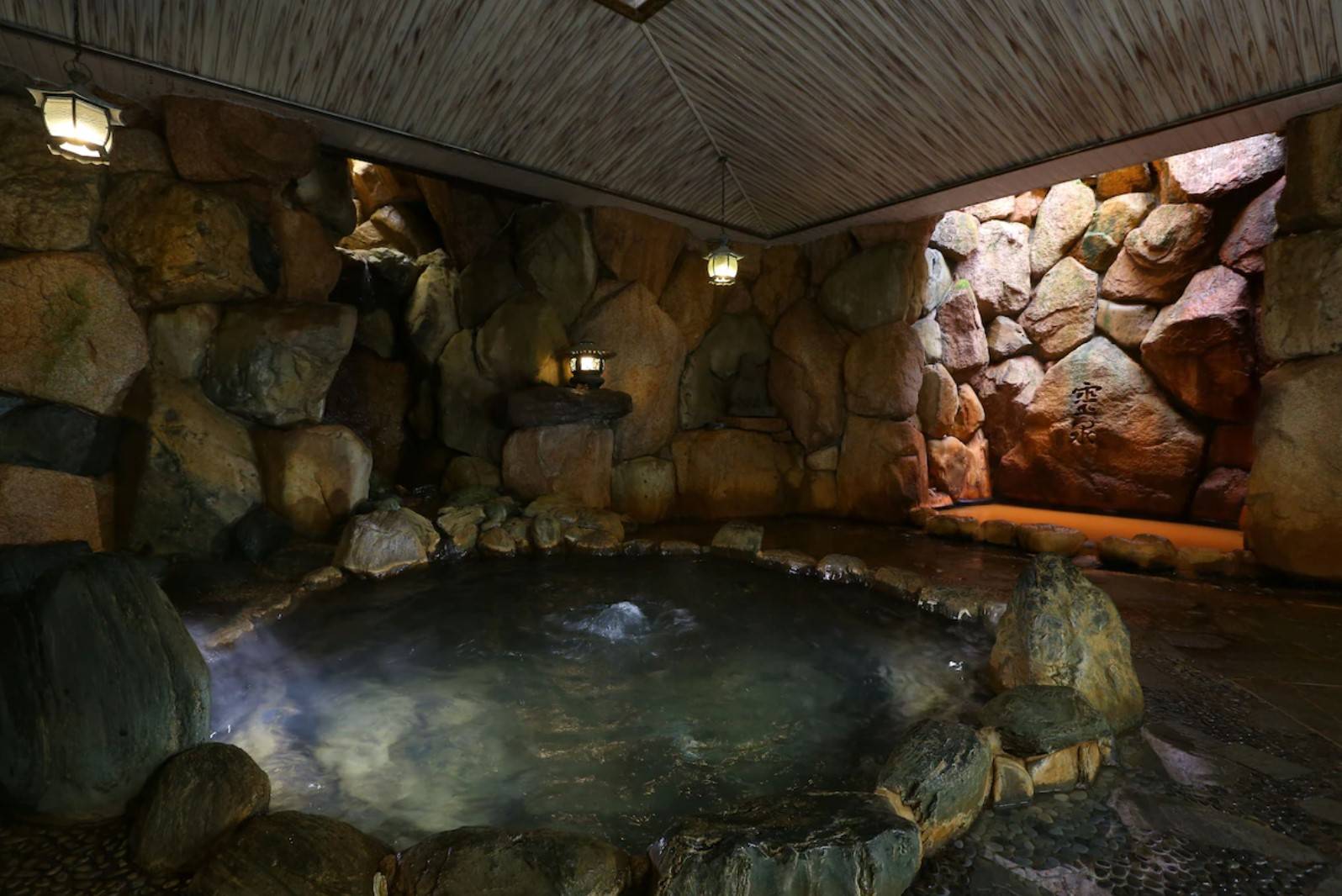有馬溫泉酒店 旅館擁有一被視為靈驗的「靈泉」的岩風呂