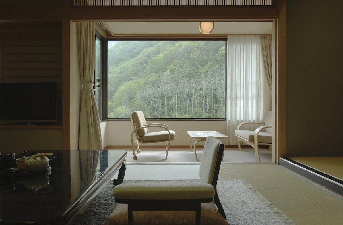 登別溫泉酒店 窗外能看到森林景觀，感覺非常寧靜