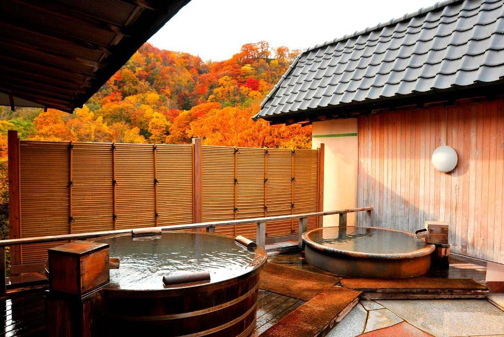 登別酒店 登別溫泉酒店 秋天時，旅館的空中露天風呂就被紅葉包圍！