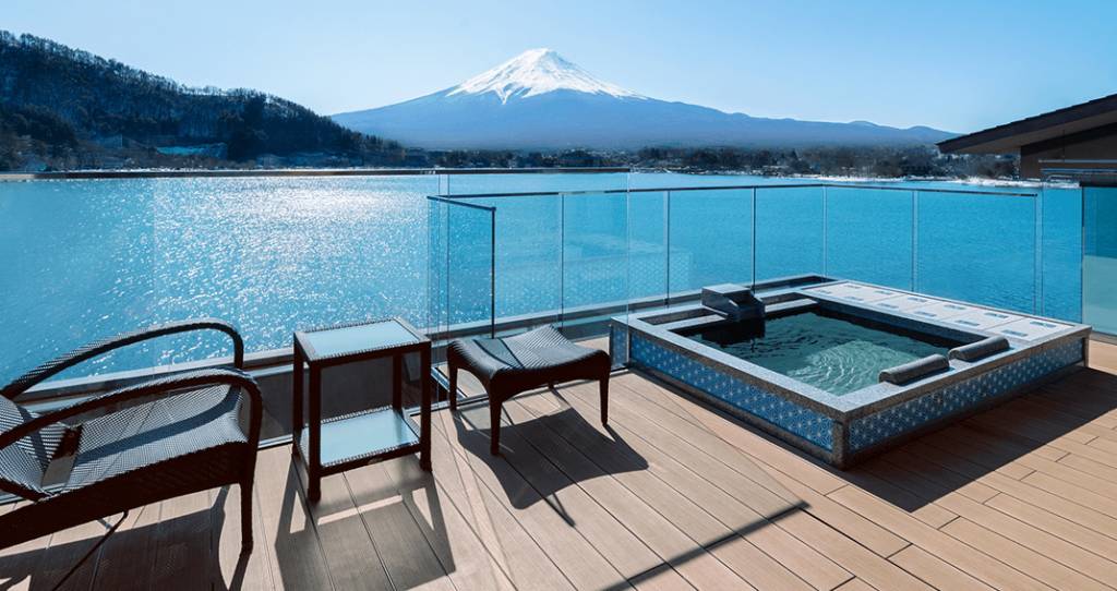 河口湖酒店 想要有最高享受，不妨預訂501號貴賓房，頂樓露台既可泡湯又可欣賞到富士山及星空美景