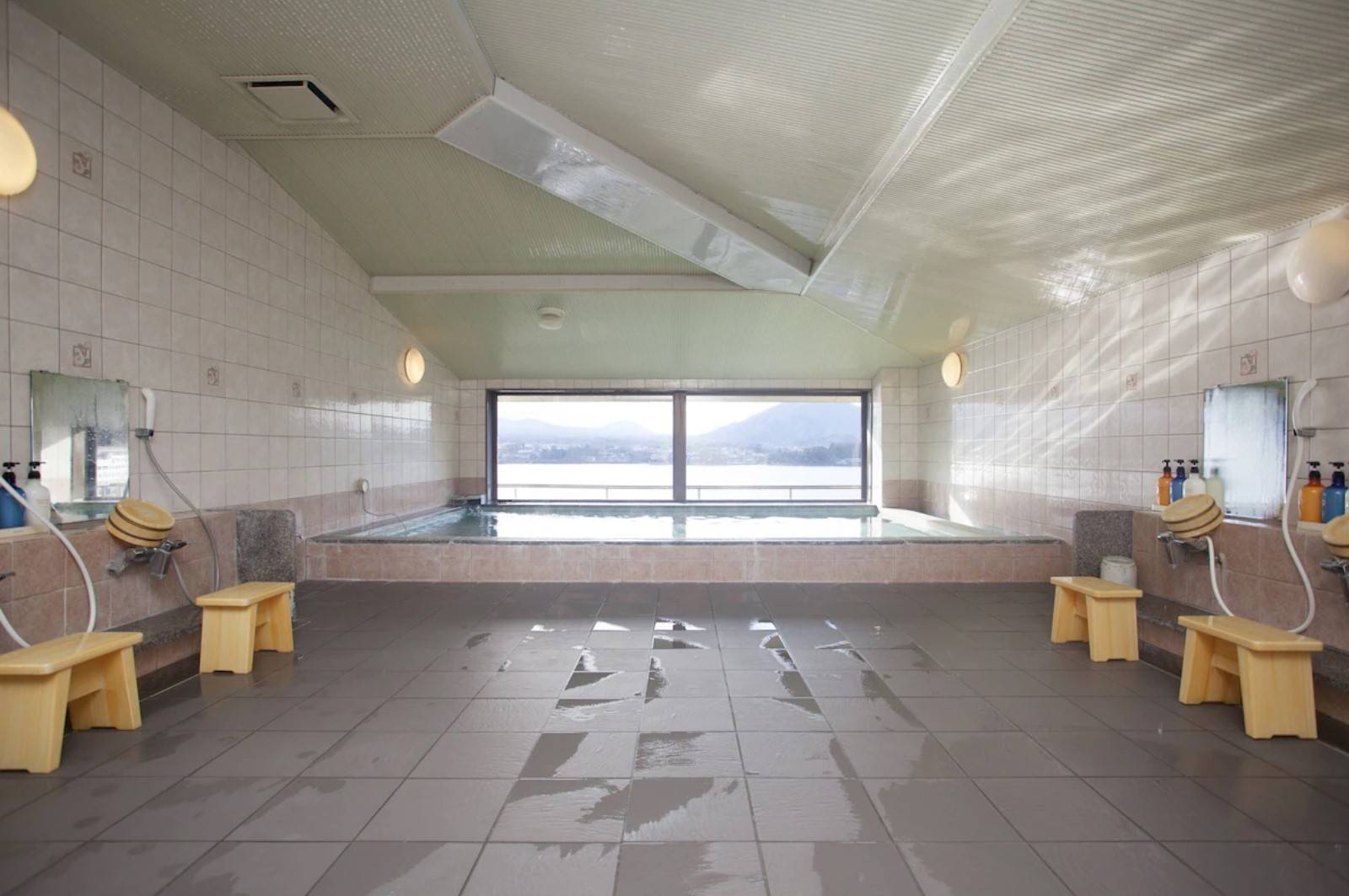 河口湖酒店 旅館設有富士河口湖溫泉之一的「靈水之湯」