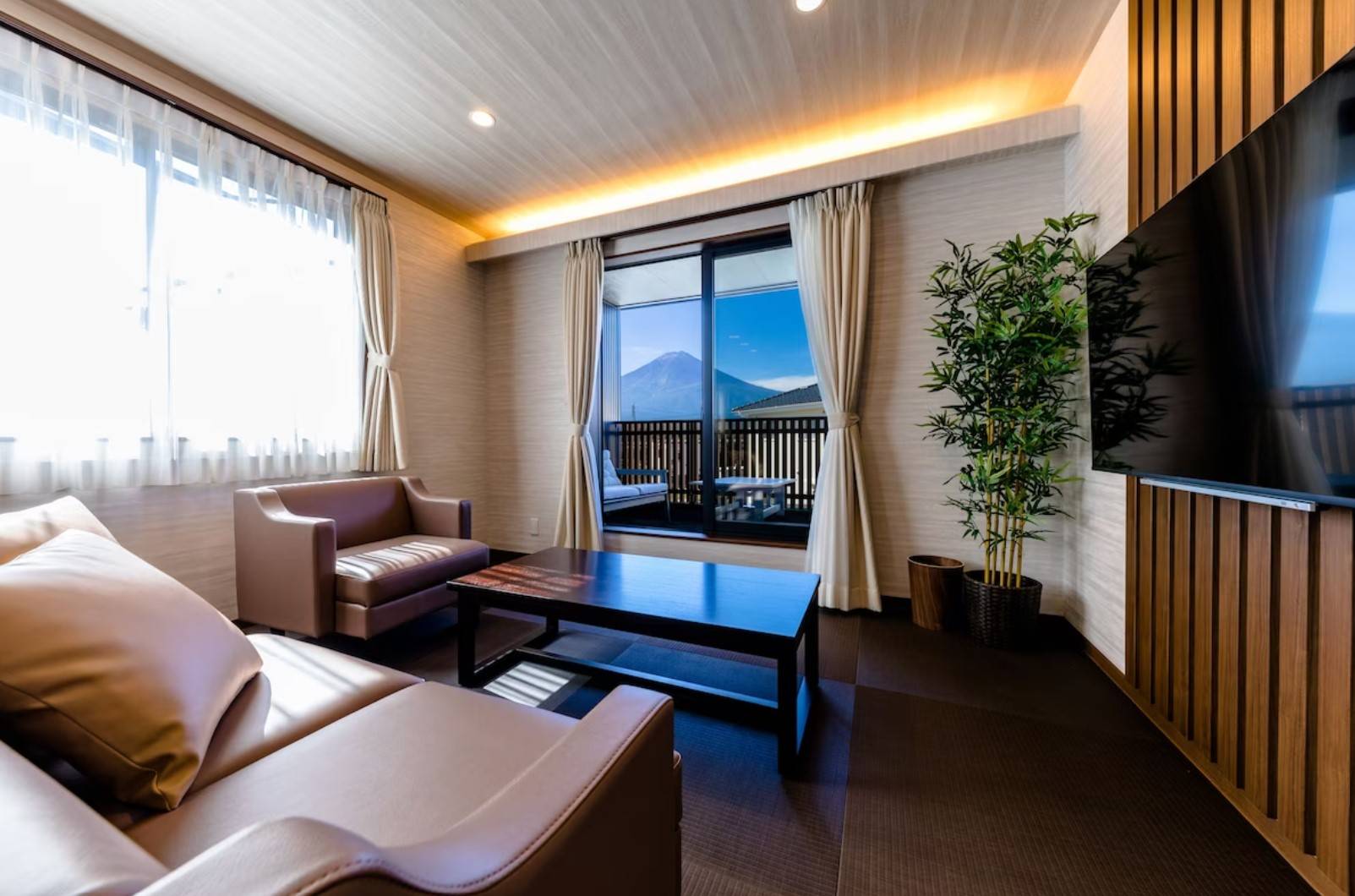 河口湖酒店 從客廳能眺望富士山景