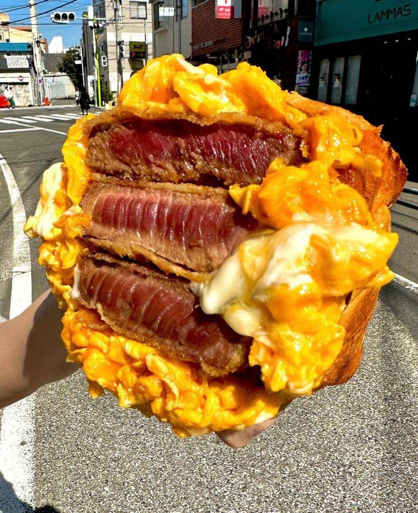 日本超巨型浮誇吐司 牛扒配滑蛋
