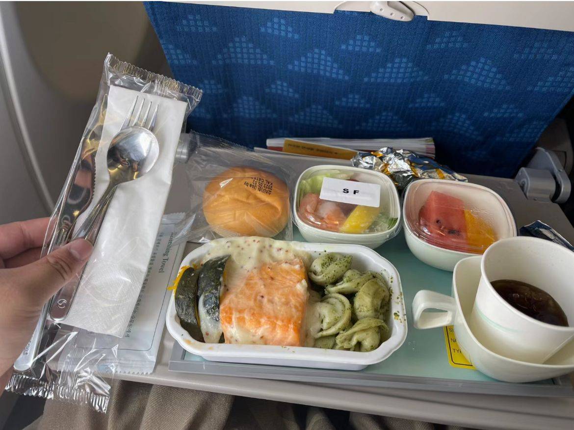 港人不滿搭廉航自備食物被嘲寒酸 由於香港快運是廉航的關係，因此就沒有提供飛機餐，入想在機上進食，可以提前在官網預約。