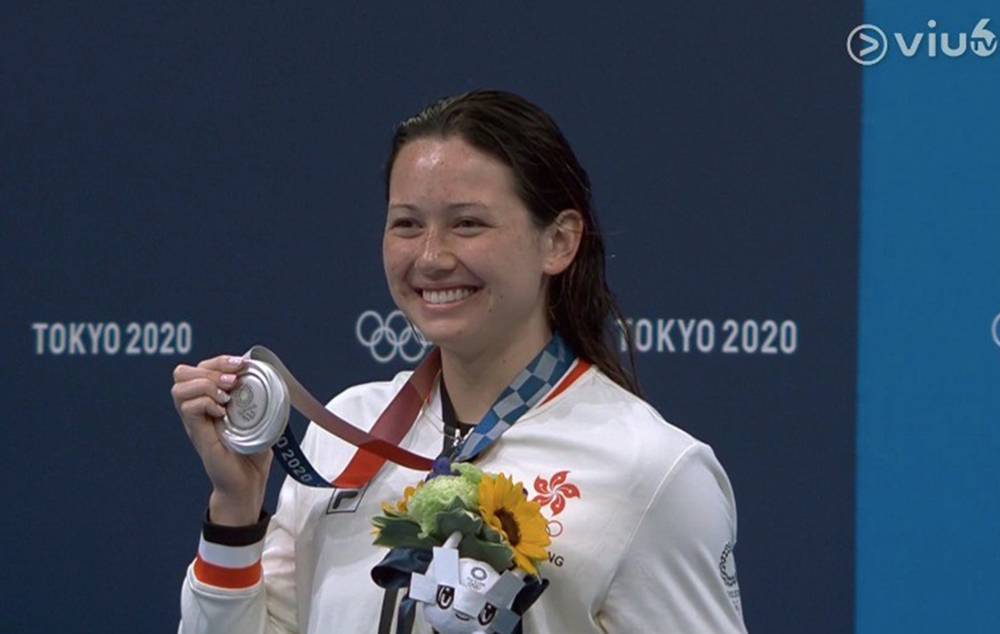 何詩蓓 香港飛魚 何詩蓓在取得東京奧運女子200米自由泳銀牌後表示：「最想多謝香港同美國教練和家人，希望和家朗兩塊獎牌可以推動香港運動員繼續努力加油！」