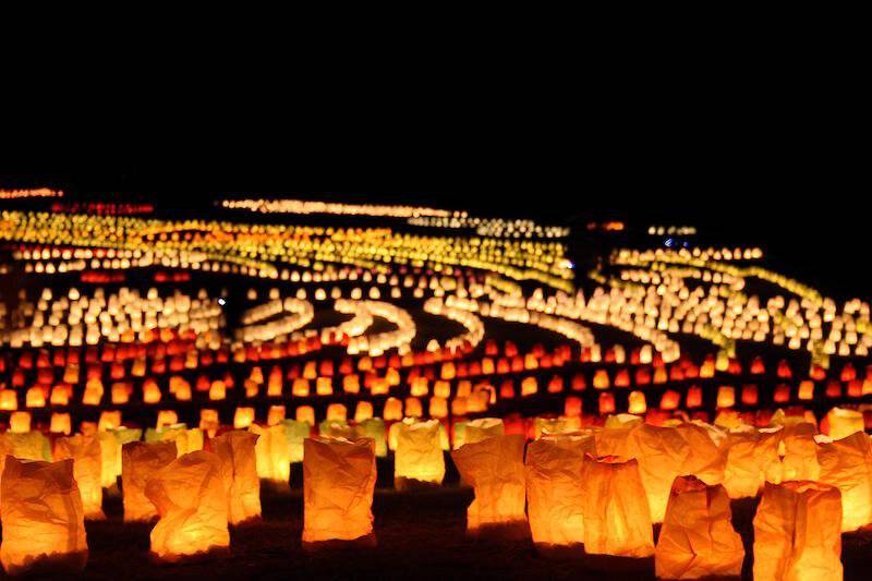 福岡聖誕燈飾 由1萬枝蠟燭砌成圖案