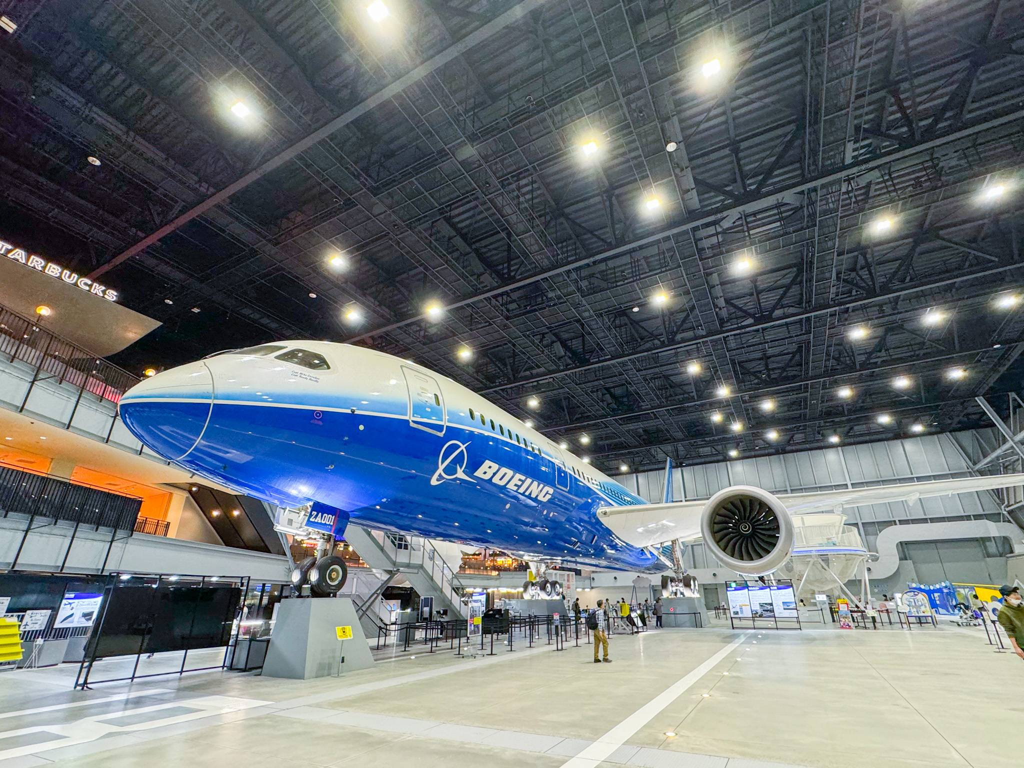 名古屋自由行 大家可以超近距離欣賞波音787夢幻客機。
