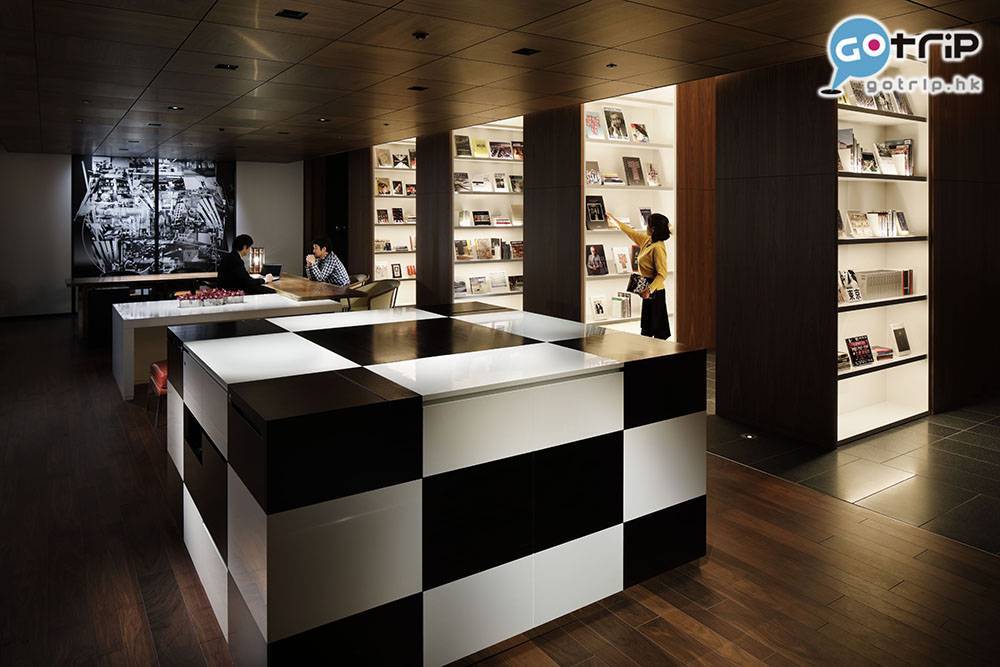 東京酒店推介 接待處設計非常新穎，旁邊更有藝術書籍供住客閱讀。