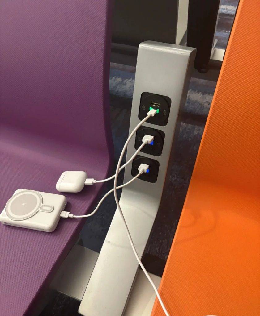 充電 近日外媒《Daily Echo》報道不少遊客在這些地方充電後,都被安裝惡意軟體,或者資料傳輸外洩(圖片來源:XHS)(示意圖)