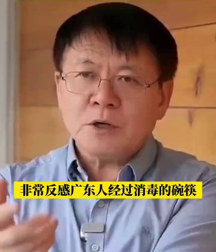 滾水 汪中求,曾在抖音影片中批評廣東人用餐前用滾水淥碗筷的行為(圖片來源:抖音)