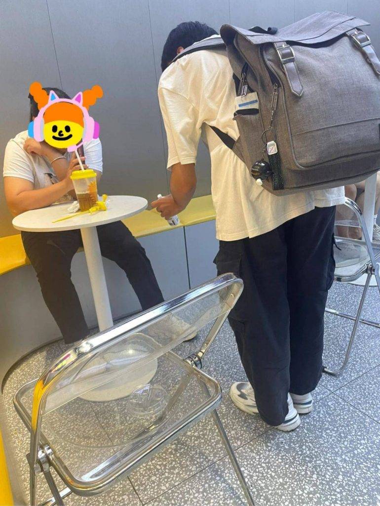 擦鞋黨 騙徒利用「免費擦鞋服務」對目標進行「道德綁架」,讓受害者難以拒絕隨即推銷清潔劑(圖片來源:XHS)