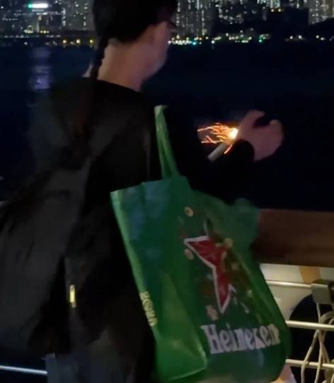 尖沙咀 放煙花 昨晚(8/6)尖沙咀星光大道近瑰麗酒店海旁上演驚人一幕。一名操普通話、蓄長辮的男子,公然違法燃放煙花。相關影片在網上瘋傳,不少人直斥「無法無天」。(圖片來源:Threads)