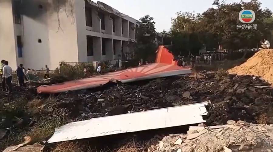 印度航空墜機 11a 印度航空(Air India)一架載有242人飛往英國倫敦的波音787-8夢幻客機,於昨日(13/6)下午從阿默達巴德機場起飛後不久墜毀(圖片來源:TVB新聞截圖)