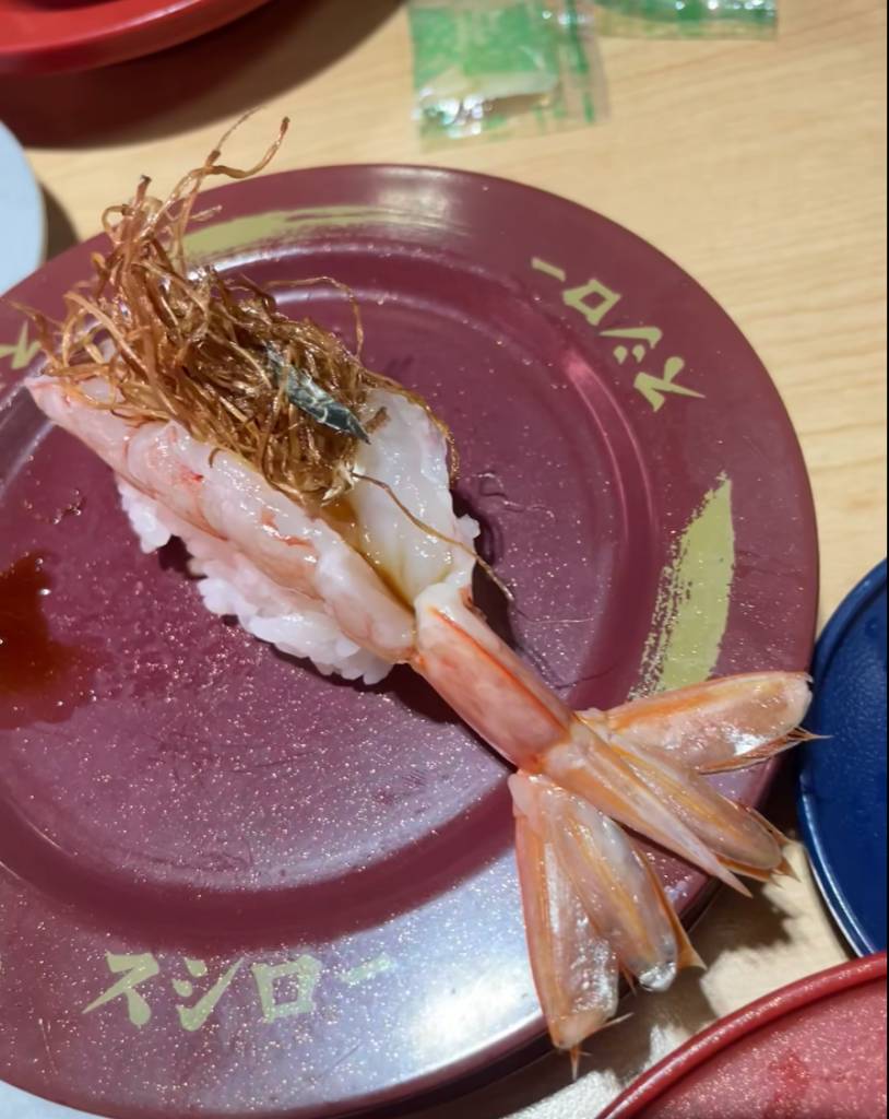 壽司郎 不過近日壽司郎大埔分店近日爆出食物安全問題,香蔥赤蝦壽司內驚現尖形鐵片(圖片來源:Facebook@香港壽司郎關注組)