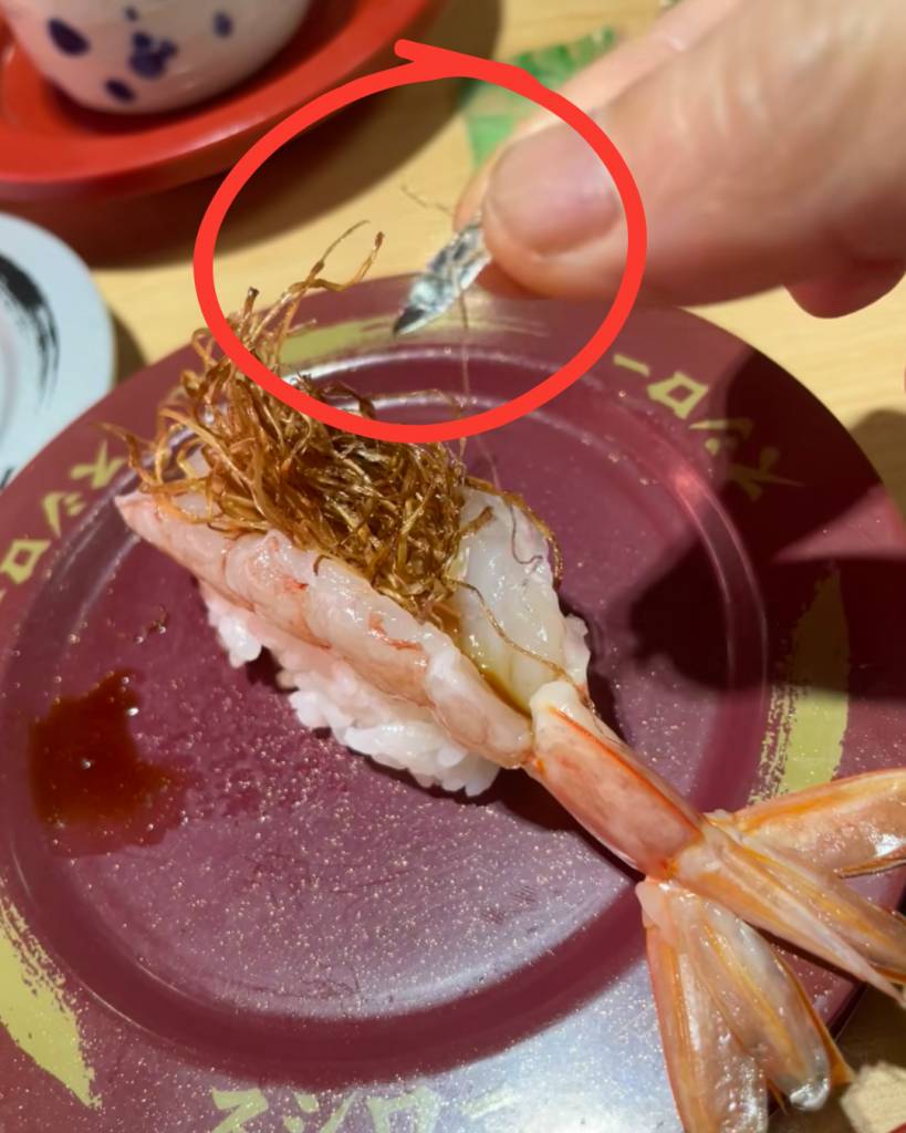 壽司郎 事主起初以為是紫菜,觸摸後才驚覺是異物:「好彩用手攞嚟睇吓,又尖又利嘅鐵片,放入口脷同喉嚨一定流晒血」。(圖片來源:Facebook@香港壽司郎關注組)