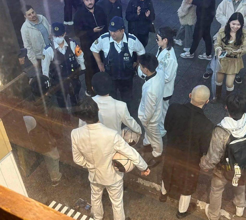 f3籃團 澀谷拍片爭議 網上流傳照片指涉事籃團在日本曾遭警察訓話(圖片來源:網上照片)