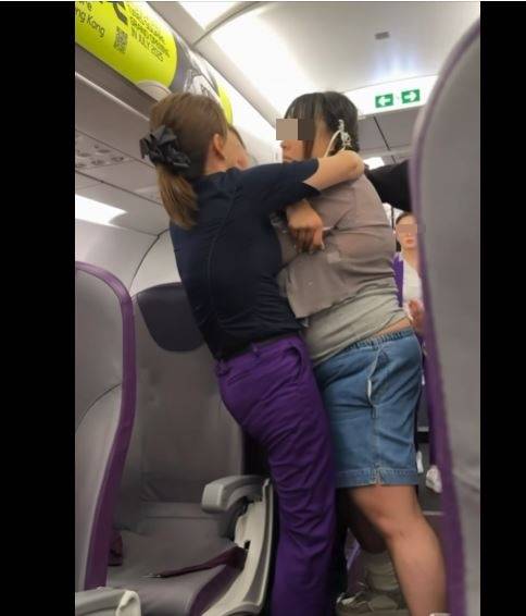 港女 香港快運 (圖片來源:Tommytcw Tang@FACEBOOK)