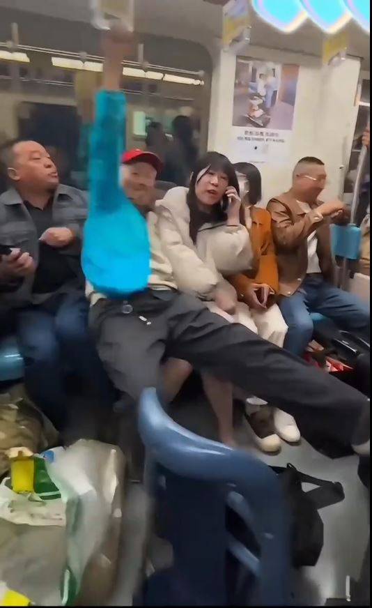 地鐵爭議 讓座糾紛 (圖片來源:抖音@中安在線)